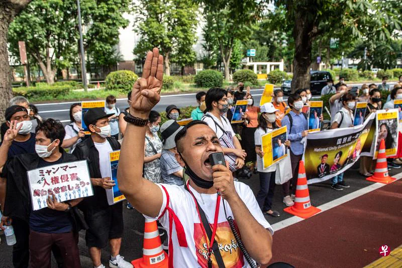 民众星期天在东京的日本外交部大厦外示威，抗议缅甸军政府扣留日本纪录片制作人久保田彻。（法新社）