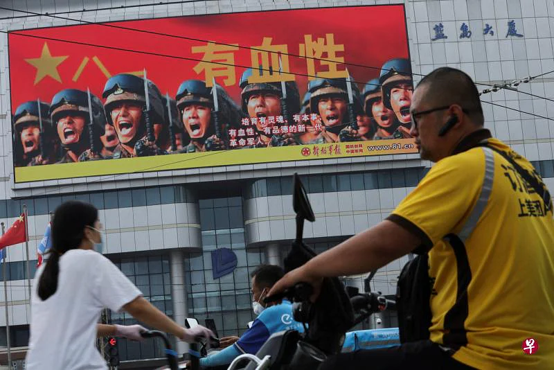 　 今年8月1日是中国建军95周年，图为北京街上的八一建军节宣传广告。     （路透社）