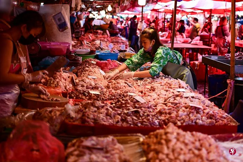 泰国7月份消费价格指数同比上涨7.61%，远高于央行的1%至3%的目标区间。图为曼谷规模最大的空提生鲜市场。（法新社）