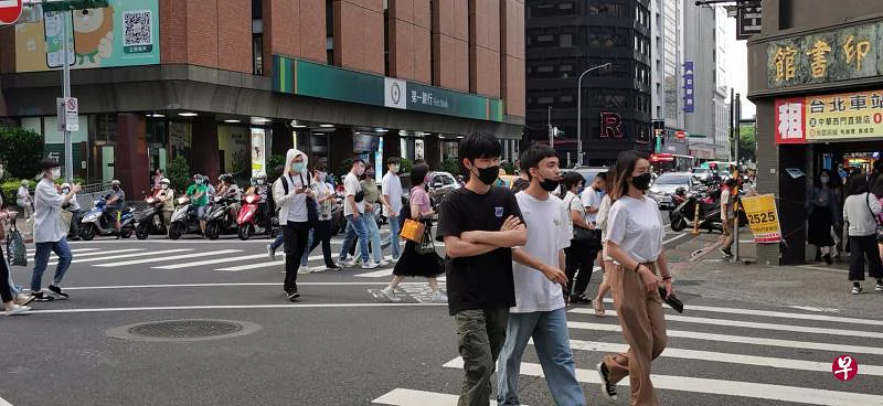 台海危机为台湾经济前景投下巨大变数，不过民众情绪并未受到很大影响，学者受访时也表示没有观察到外资撤离迹象。图为本月5日台北市重庆南路街头。（温伟中摄）