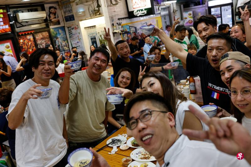 东宝小馆为香港标志性的大排档，食客用“战斗碗”饮酒。（路透社）