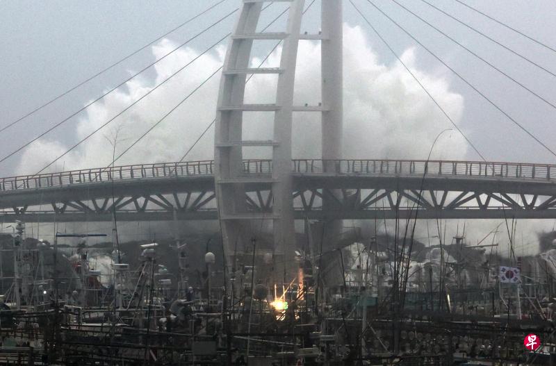 台风“轩岚诺”在济州岛西归浦市掀起要与鸟岛新缘桥比高的滔天巨浪。（路透社）