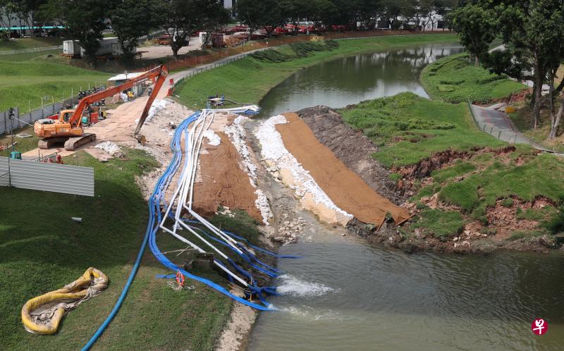 当局已经完成河道疏通工程，并部署了几台抽水机，以降低淹水风险。（饶进礼摄）