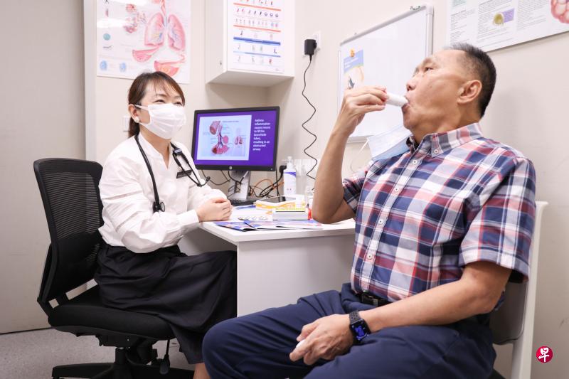 患有严重哮喘的林明华（右）经过新加坡严重哮喘登记处处长、中央医院呼吸病学与深切治疗部高级顾问医生高思越副教授的治疗，病情受到控制。他和其他严重哮喘病患的资料将收录在新成立的严重哮喘登记处，借此协助研究人员了解病情和研发更好的治疗方式。（李冠卫摄）