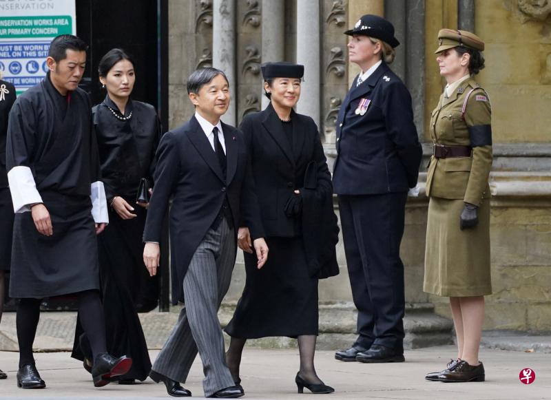 日本德仁天皇和雅子皇后（前排）到伦敦出席英女王国葬仪式，这是德仁天皇即位后首次外访，也是日本天皇历来第二次出席外国王室葬礼。在两人后面是不丹国王旺楚克与王后佩玛。（路透社）