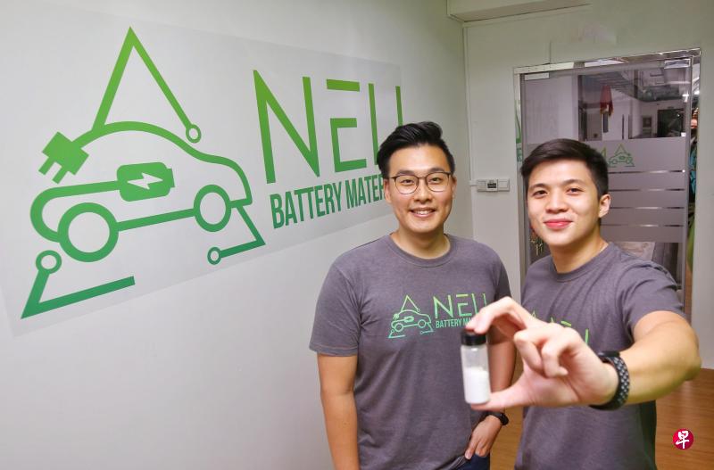 胡鸿恩（左）和帕尔默指出，NEU Battery Materials使用电化学技术回收锂电池，有助减少污染。（特约摄影陳福洲）