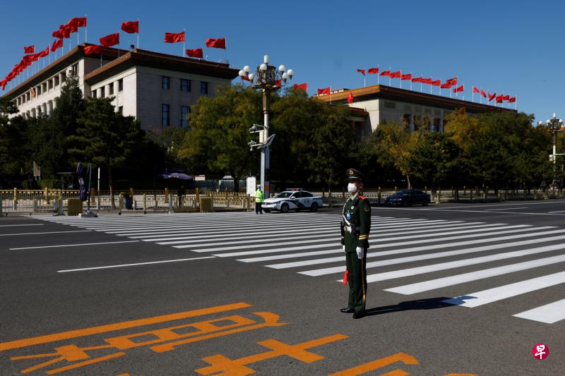 中共二十大星期天（10月16日）开幕，北京安保当天进入高度戒备状态。图为一名武警在北京人民大会堂外站守。（路透社）