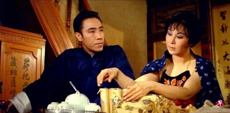 杨群（左）与李丽华（右）1969年合作《扬子江风云》，戏中杨群饰演卧底王凡，与李丽华饰演的卓寡妇有精彩对手戏。（互联网）