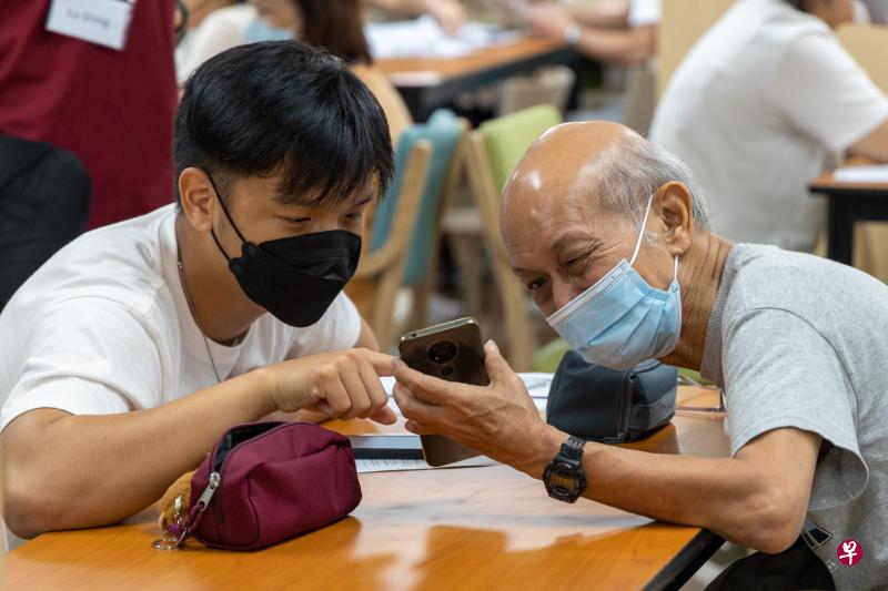 红山景的乐龄人士接受了免费体检后，由青年义工一对一配对，向他们解读体检报告，分享健康饮食的知识，并教导他们如何使用医疗相关的手机应用。（张思庆摄）