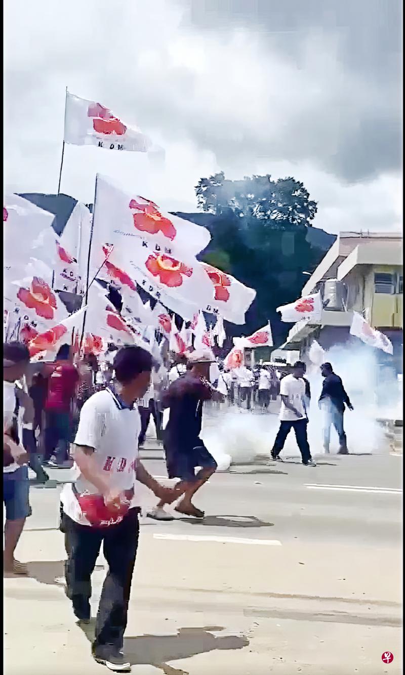 沙巴丹南提名中心外支持者群情汹涌，场面十分混乱，警方发射催泪弹驱散人群。（互联网）