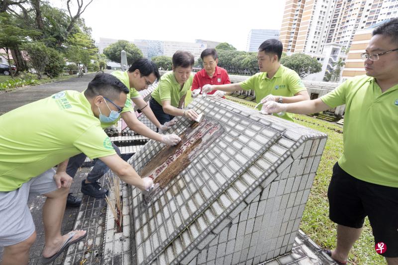 新加坡客属宝树谢氏公会青年团成员认真清洗位于双龙山的“宝树堂谢氏诸位义塚”，顺时钟左起：青年团秘书谢勇华、财政谢世振、公会资讯组主任兼青年团顾问谢志前、会长谢世康、青年团团长谢德望博士和副秘书黄育坚。（ 陈来福摄）