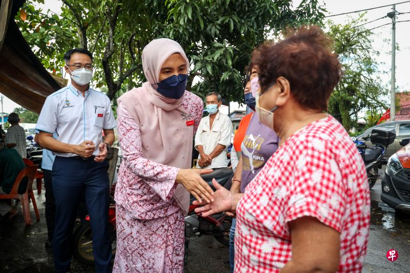 人民公正党副主席努鲁依莎（左二）星期二和槟城马章武莫州议员李凯伦（左一）一起在峇东埔选区拜票，与区内的华族选民交流。（叶振忠摄）