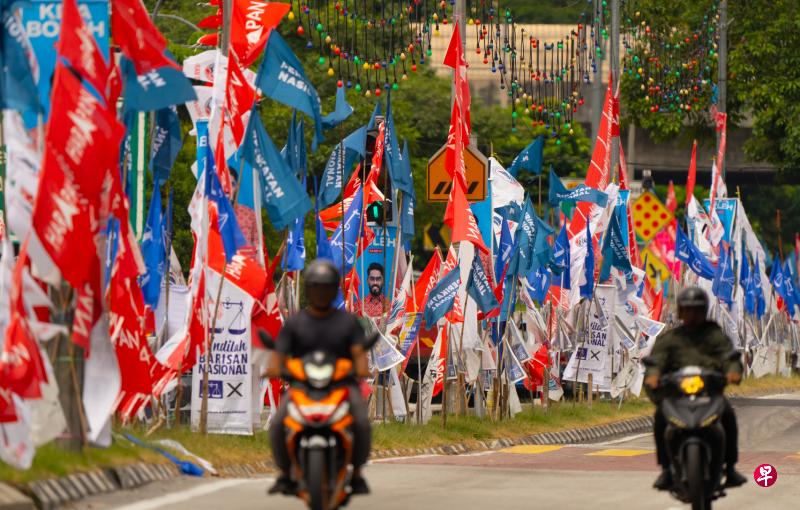 吉隆坡峇都国会选区迎来10角大混战，当地街边挂满了各阵营候选人的旗帜和海报。（特约邓德兴摄）