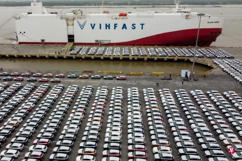 VinFast的999辆电动汽车11月25日在越南海防市等待上船出港。这是VinFast首批销往美国电动汽车，预计12月底交付给客户。（路透社）