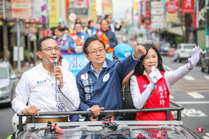 国民党主席朱立伦（左）陪桃园市长候选人张善政（中）坐车扫街拜票，希望从民进党手中夺回桃园市，为国民党重返执政奠定基础。（国民党提供）