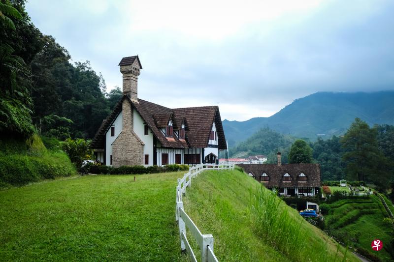 欧式风格的湖畔小屋 。