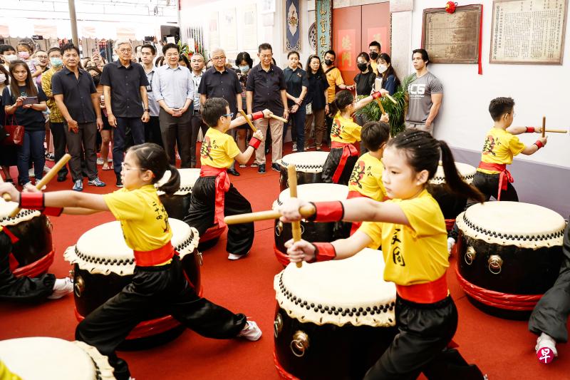 副总理兼财政部长黄循财（前排站立左四）为第七届新加坡福建文化节主持揭幕仪式。陪同黄循财在现场观赏福建会馆幼儿园孩童演出的包括新加坡福建会馆副会长曾福庆和李思亮（左二和三）、福建会馆会长蔡其生以及文化组主任林永车（左五和六）。（李健玮摄）