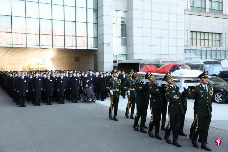 中共总书记习近平和前总书记胡锦涛及其他党国领导人，星期一上午到解放军总医院送别江泽民遗体上灵车，准备前往八宝山革命公墓火化。（新华社）