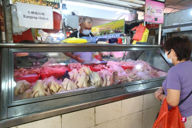 本地肉鸡零售价居高不下，年关将近，鸡肉价格的走势更受关注。图为忠邦巴刹与熟食中心的鸡鸭肉摊位。（特约陈福洲摄 ）