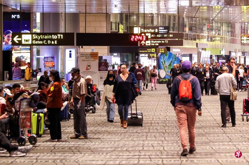 今年首10个月，樟宜机场共接待乘客2360万人次，相当于冠病疫情前的42％，起降航班17万次，是疫前的53％。（白艳琳摄）