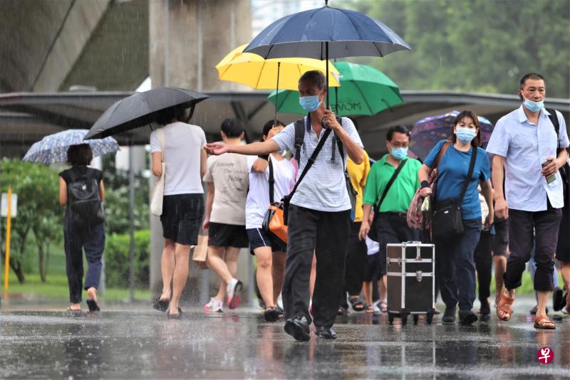 气象署预测本地天气下来两个星期，多数下午会有雷雨。（王彦燕摄）