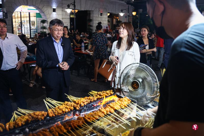 台北市长柯文哲星期四晚上8时许抵达老巴刹时，小贩中心仍有不少人潮，沙爹街更是座无虚席。（李健玮摄）