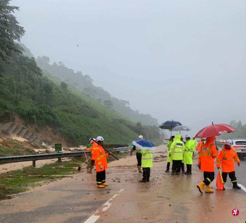 登嘉楼的东海岸第二大道路段发生山泥倾泻，引起当局关注。当局派人到事发路段抢修和维持交通秩序。（星洲日报）