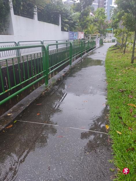 每逢下雨，山景道人行道就会积水处处，难以行走。（作者提供）