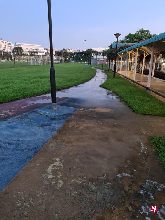 景万岸地铁站后面的运动场部分跑道，雨后积水严重。（作者提供）