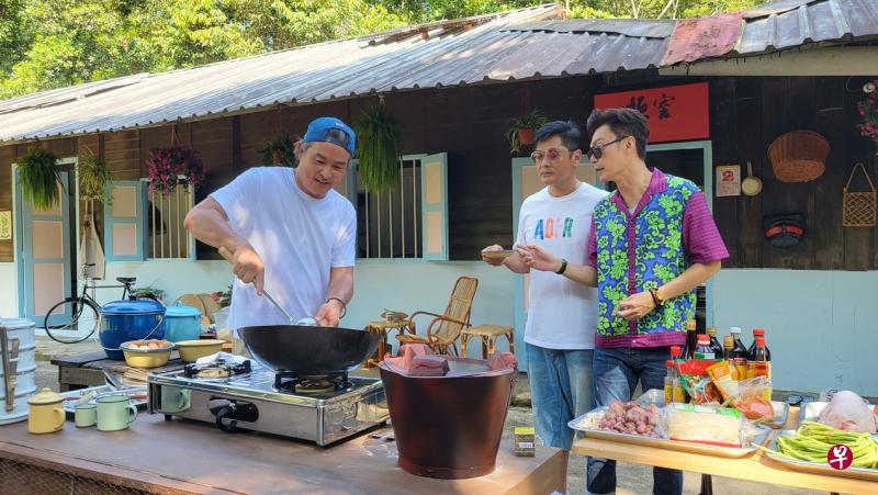 《阿顺有煮意》在乌敏岛拍摄，李铭顺（左起）邀请李南星和李国煌上节目。