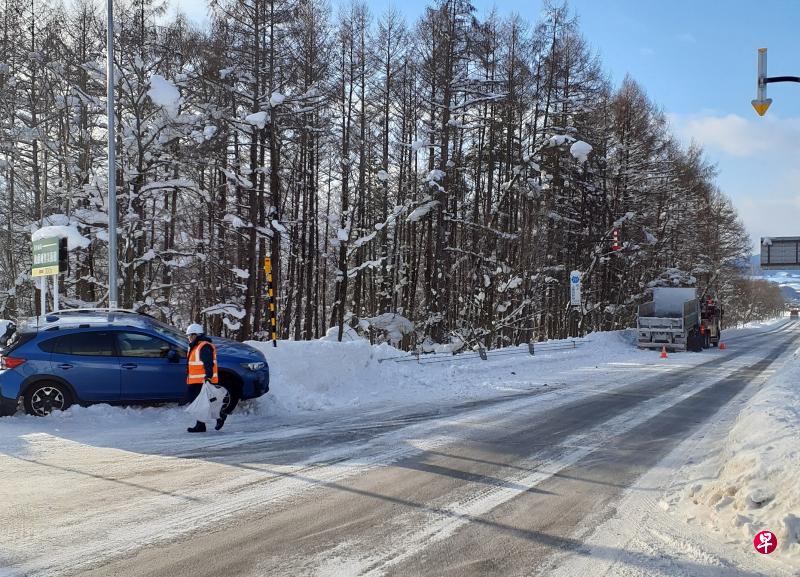 当地居民指事发地点附近当时没下雪，但因为连日冰雪天气，该路段的路面已结冰。（互联网）