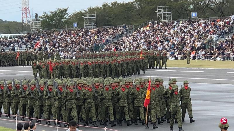 日本战后成立的自卫队海陆空队员共计23万人，图为日本陆上自卫队朝霞基地举行阅兵仪式。（符祝慧摄）