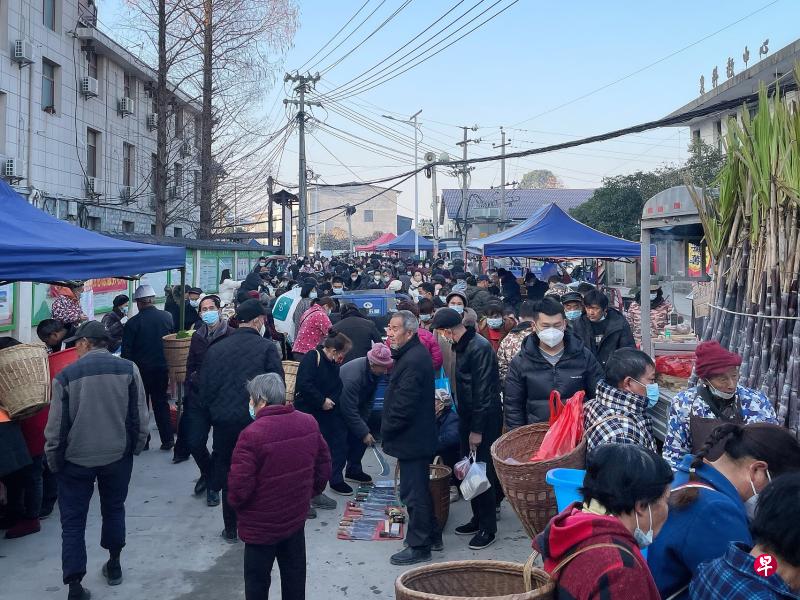 张家界枫香岗乡本月8日上午举行春节前的大型市集，当地在12月底经历首波疫情高峰后已恢复生气。（黄小芳摄）