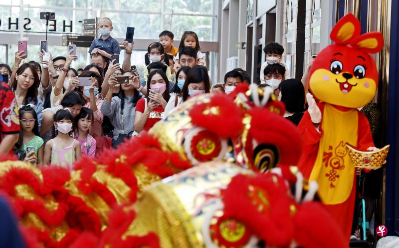 今年的农历新年是冠病疫情暴发以来第一个没有实行严格防疫措施的年节，全岛处处人头攒动，幸好这期间整体冠病疫情稳定。图为不少公众，包括外国旅客年初一在滨海金沙商场观看舞狮表演的热闹情景。（李冠卫摄）