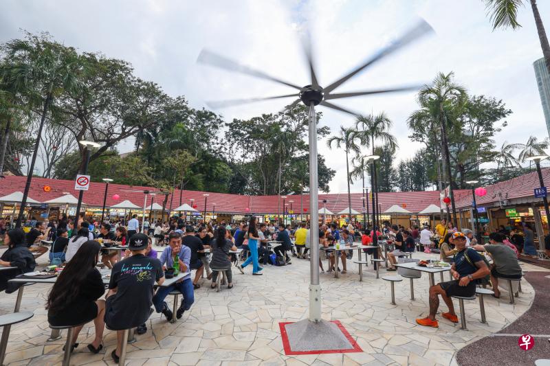 纽顿熟食中心的露天用餐区新安装三个立式大型风扇，这种高容量低转速的风扇噪音较低，为食客提供凉爽的用餐环境。（白艳琳摄）