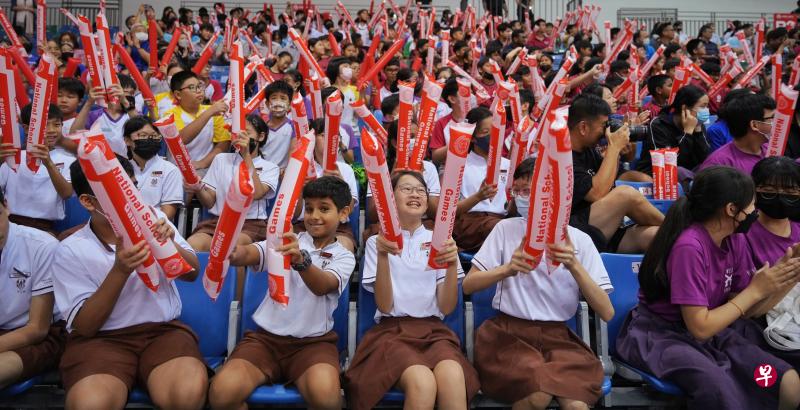 出席全国校际运动会开幕式的各校学生，可以不必戴口罩为健儿们欢呼。约6万名学生将参加29项体育项目。（谢智扬摄）