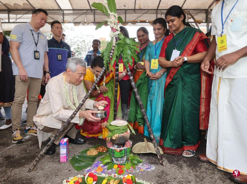 李显龙总理把米倒入牛奶中，牛奶米粥也称作Pongal，煮至沸腾溢出象征繁荣富足。（唐家鸿摄）