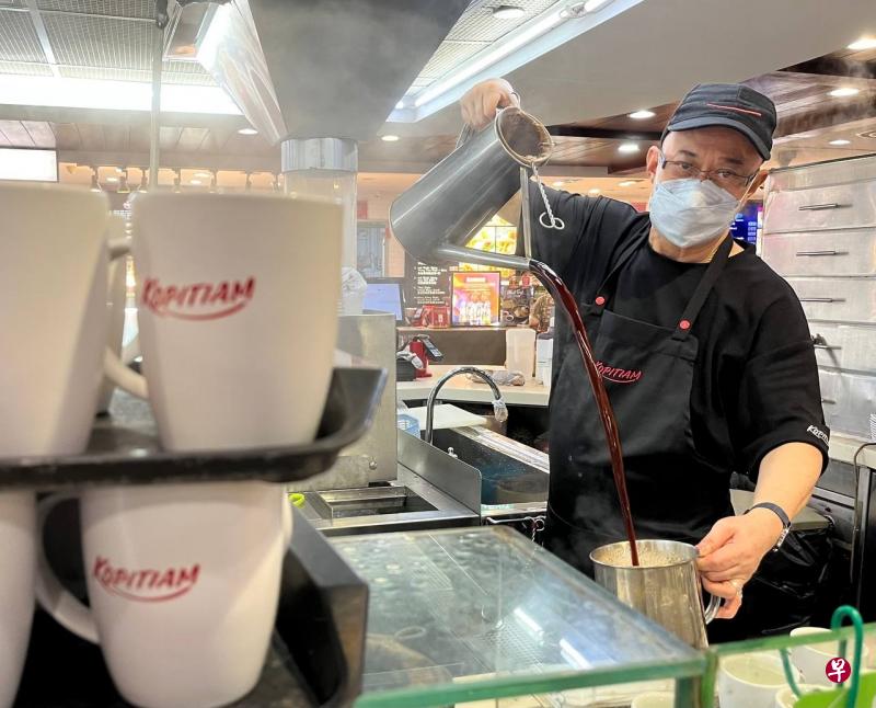 在Kopitiam工作了12年的饮料摊助理罗逸麟，对调薪幅度感到满意。（职总平价集团提供）