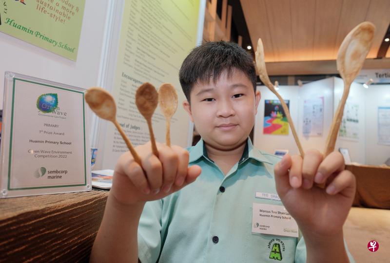 来自华民小学的张劭纶将面粉、盐和水揉成面团，捏成汤匙的形状，再放入空气炸锅烤干，制作出各种大小的可食用汤匙。（曾坤顺摄）