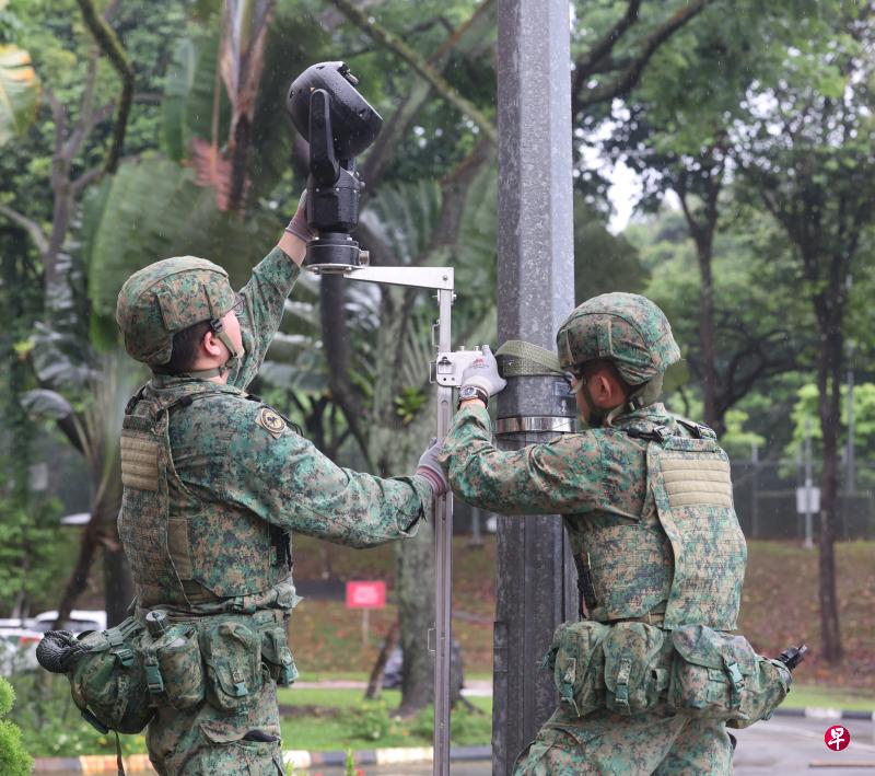 武装部队第15指挥、控制、通讯、电脑，以及情报营的无人全方位旋转变焦（PTZ）相机可安装在灯柱上，短短10分钟就能完成部署。（陈斌勤摄）