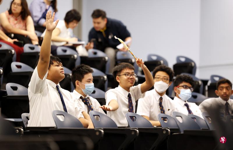 恩园学校学生哈菲兹（前排左一）过去六周与英华学校（自主）学生一起上部分课程，如今与他们打成一片。图为哈菲兹上周四与英华自主学生一起策划“德育在于行动”项目。（萧紫薇摄）