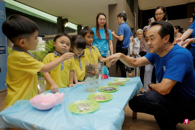 永续发展与环境部兼人力部高级政务部长许宝琨医生（右一）聆听乐心儿学前教育中心的学童介绍他们制作的手动滤水器。（曾坤顺摄）