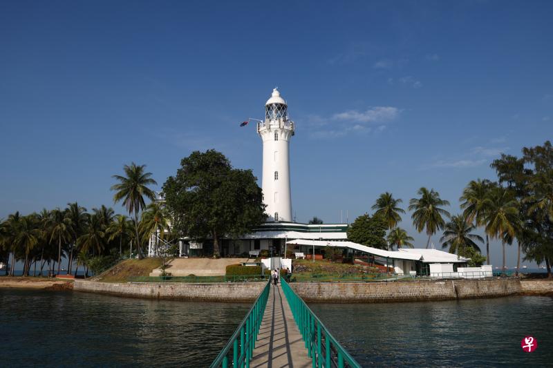 海水流动时会推动涡轮旋转产生动能，这些能源转换成电力后，可为沙都姆岛上莱佛士灯塔运作以外的设施如宿舍等供电。（李健玮摄）