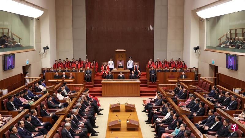 　第14届国会第二会期星期一晚上开幕，与第一会期不同的是，议员不必再配合冠病疫情被分隔在两个地点开会，而是齐聚在同一个议事厅。（通讯及新闻部提供）