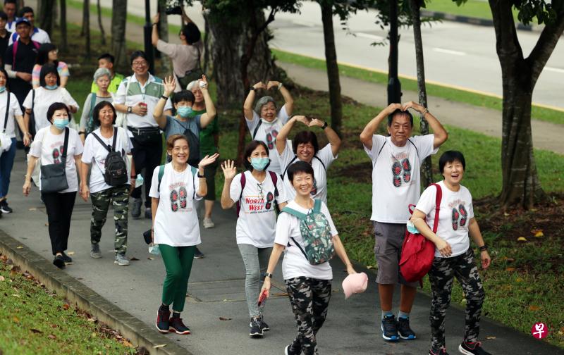 配合4月22日世界地球日，三巴旺集选区议员同400名居民星期天早上完成两公里快走运动，鼓励更多居民外出时尽可能步行，在减少碳足迹的同时，也可维持健康。（梁麒麟摄）