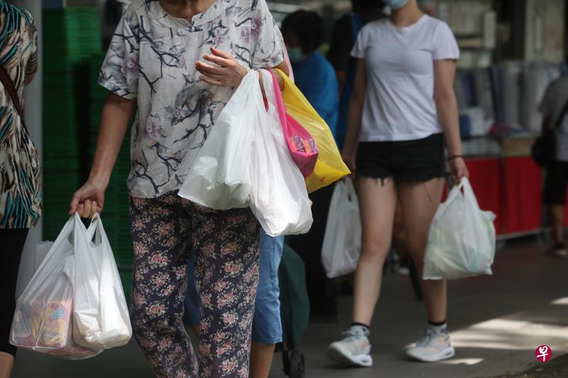 改变“用后即丢”的习惯，有助于减少垃圾量，例如消费者可以在购物时尽可能使用环保袋，并回收消费品的包装袋。（陈斌勤摄）