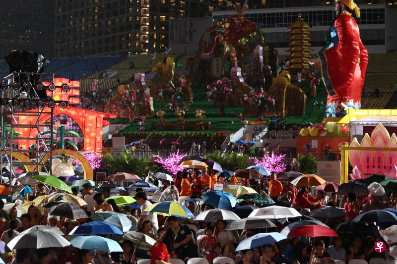 雨势没有浇灭民众看表演、赏花灯的节庆热情。（何家俊摄）