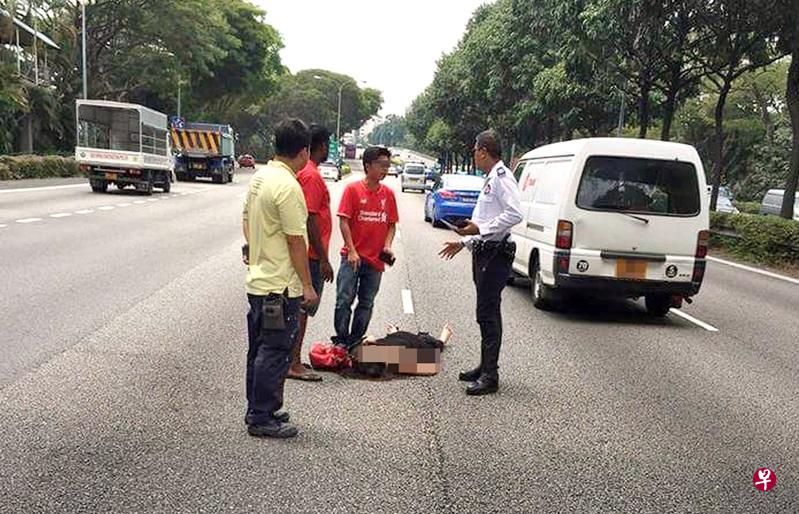 少妇从天桥坠落快速公路后，脸朝上躺在路中央。