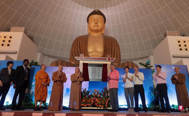 李显龙总理（右五）为普觉禅寺光明山设立的新加坡佛学院新楼主持开幕仪式。站在另一边的是光明山普觉禅寺方丈释广声法师。（林泽锐摄）