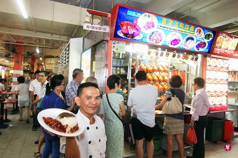 即使获得米其林星级，香港油鸡饭面的摊主陈翰铭（前）也决定不起价。